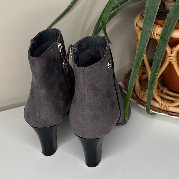 Ellen Tracy Grey Faux Suede Ankle Boots Women’s 7.5M Kitten Heel Zip Booties - Picture 3 of 13